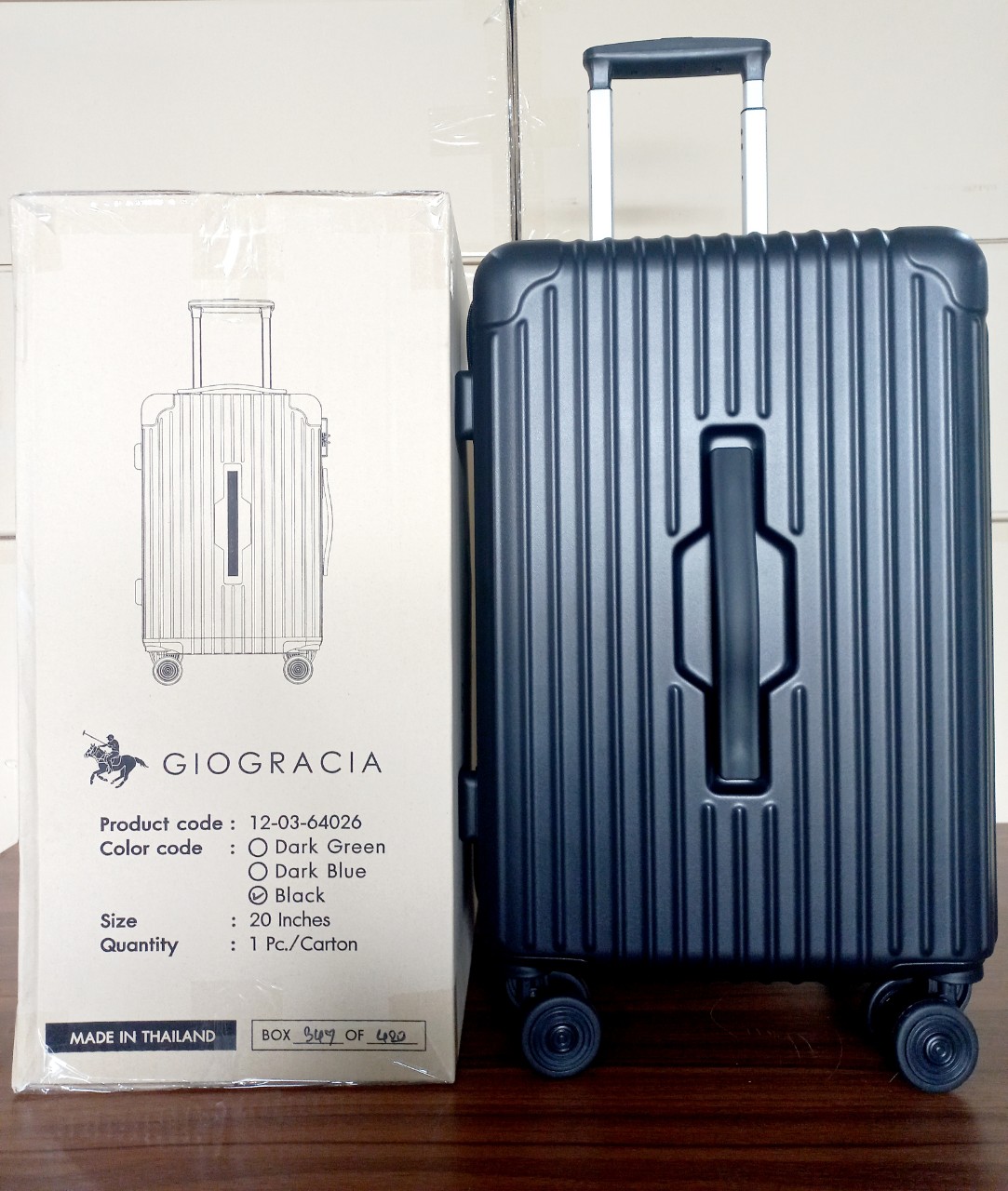 Vali Thái Lan - nhãn hiệu Giogracia (Black - đen) size: 20inch (35x27.5x50cm), Mã số: 64026-20BLACK