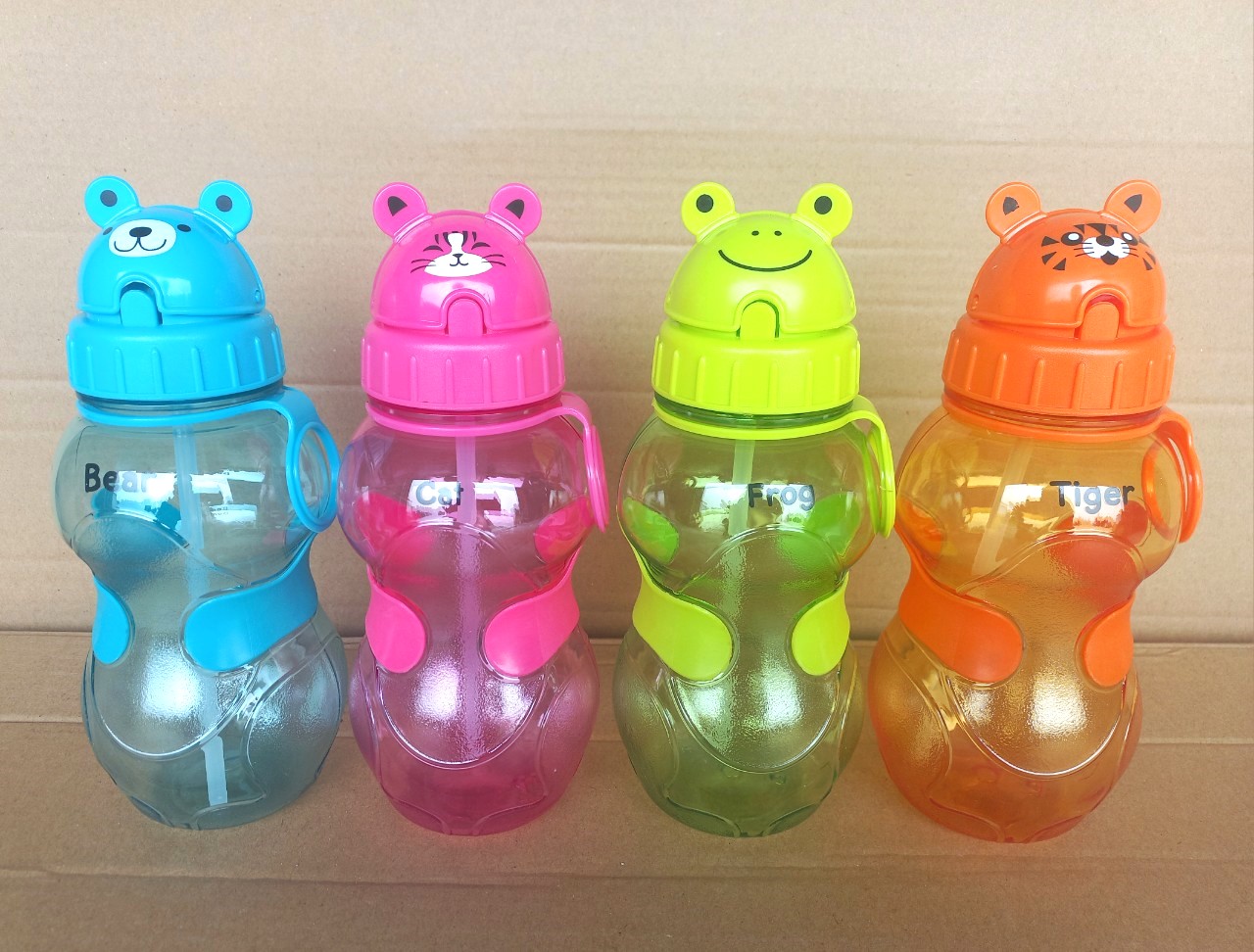 Bình đựng nước trẻ em có vòi hút 650ml (9x9x22cm), mã số: PNP3424/37
